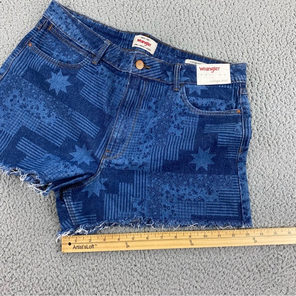 Wrangler Women's Mid-Rise Vintage Cutoff Quilted Star Shorts   |  Size:  12 - Picture 8 of 14